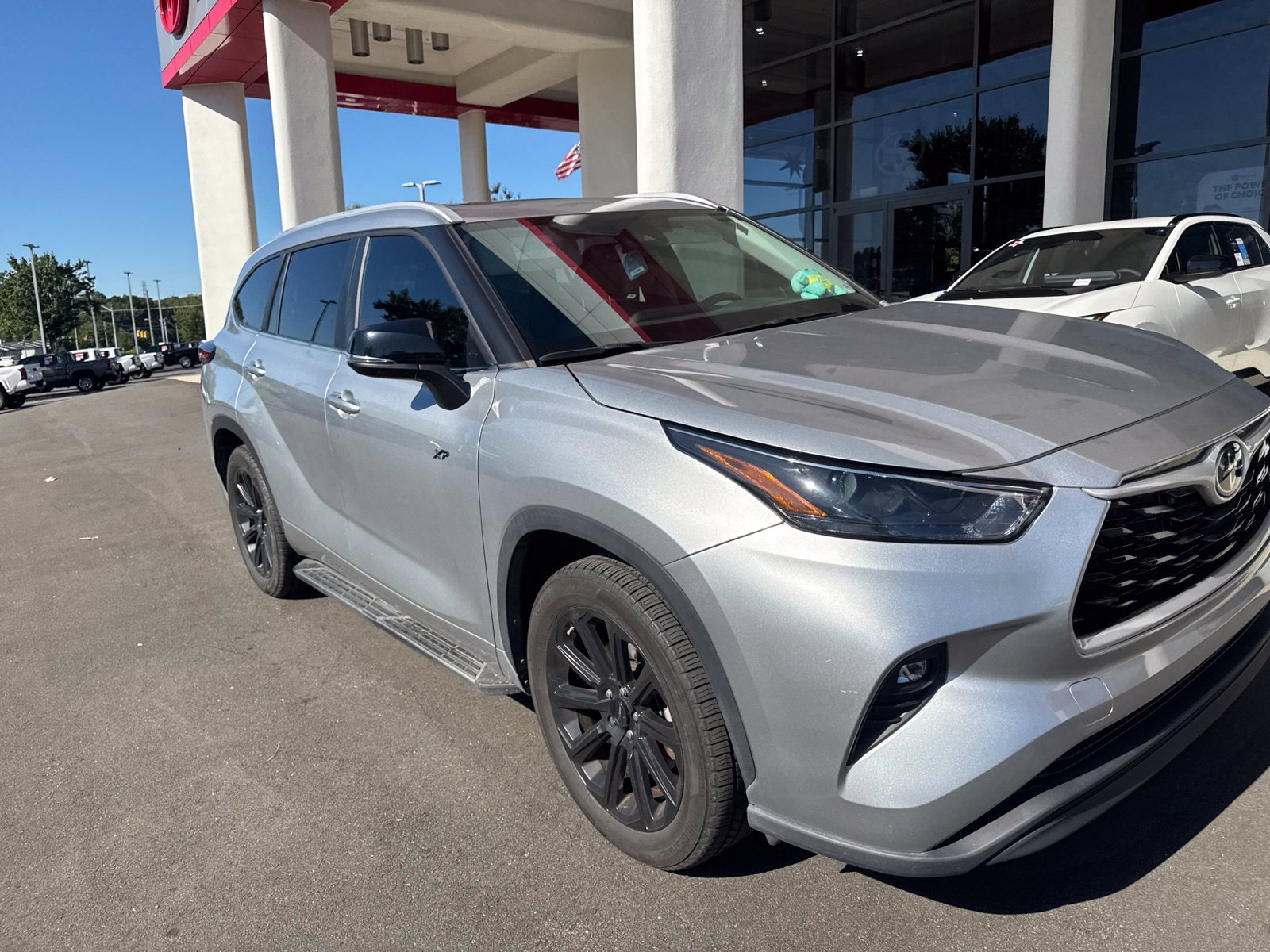 Used 2023 Toyota Highlander XLE FWD image 19