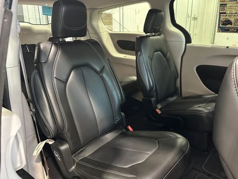 Used 2024 Chrysler Pacifica Touring-L FWD image 31