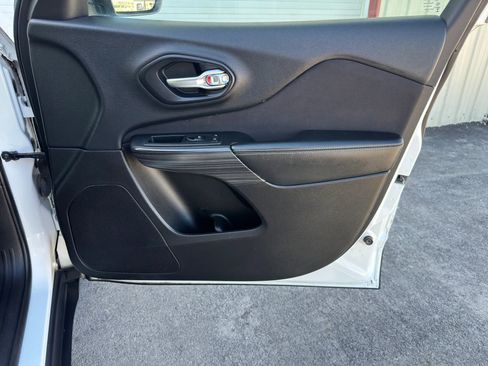 Used 2015 Jeep Cherokee Sport image 13