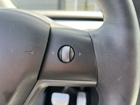 Used 2022 Tesla Model Y Performance image 22