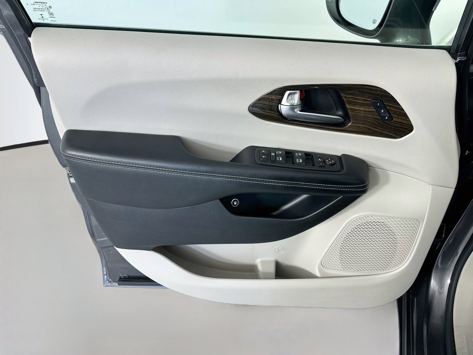 Used 2021 Chrysler Pacifica Limited w/ Premium & Safety Sphere Group FWD image 26