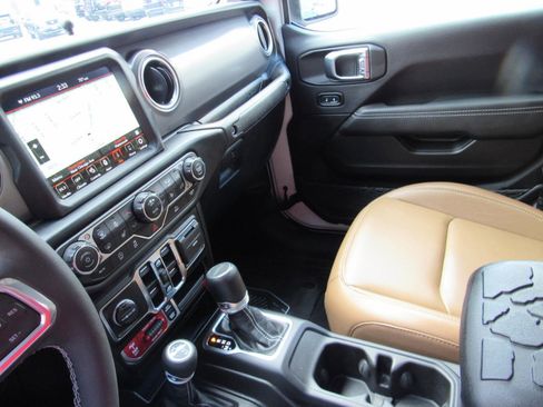 Used 2023 Jeep Gladiator Rubicon w/ Cold Weather Group image 32