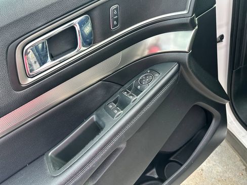 Used 2018 Ford Explorer XLT w/ Equipment Group 202A FWD image 11
