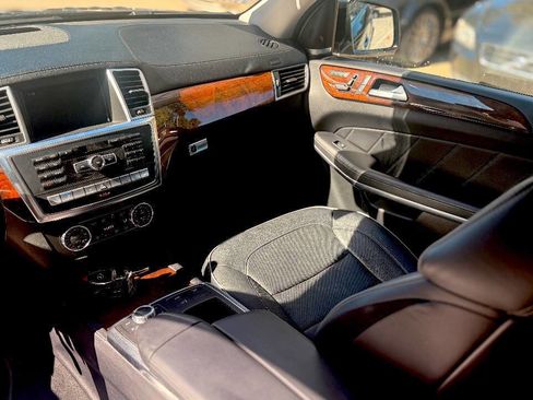 Used 2014 Mercedes-Benz GL 550 4MATIC image 34