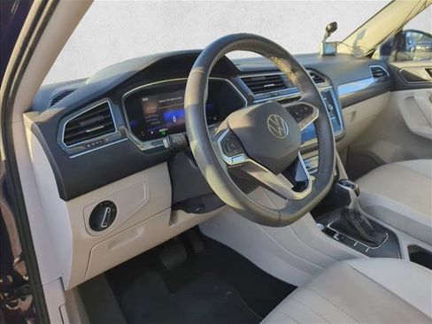 Used 2023 Volkswagen Tiguan SE w/ Panoramic Sunroof Package image 11