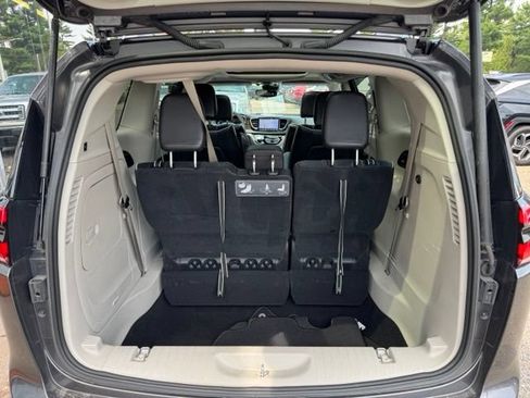 Used 2021 Chrysler Pacifica Limited w/ Uconnect Theater Family Group FWD image 25