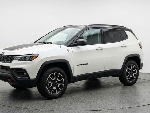 Used 2025 Jeep Compass Trailhawk AWD/4WD image 3