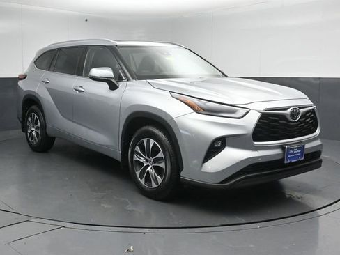 Used 2021 Toyota Highlander XLE AWD/4WD image 1
