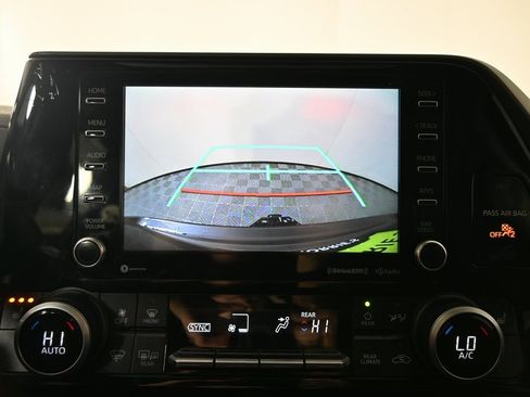 Used 2020 Toyota Highlander XLE image 29