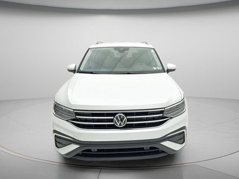 Used 2024 Volkswagen Tiguan SE FWD image 2