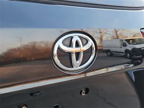 Used 2022 Toyota Highlander XLE image 12