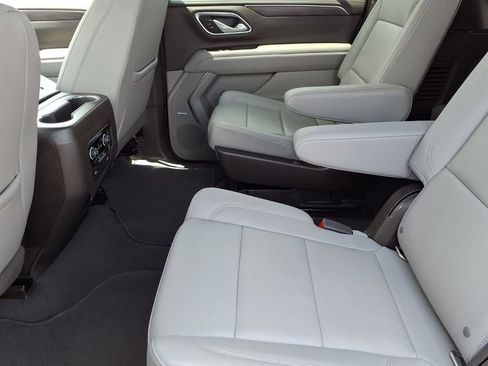 Used 2022 Chevrolet Suburban LT RWD image 12