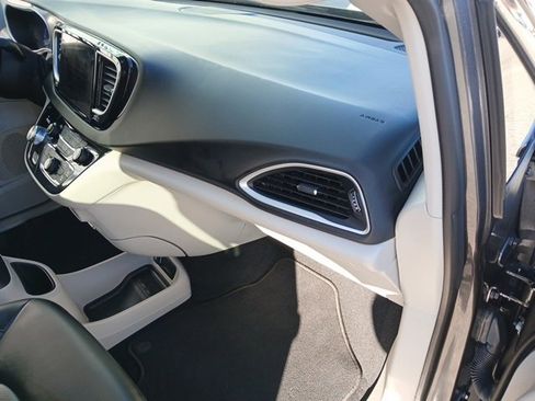 Used 2023 Chrysler Pacifica Touring-L image 23