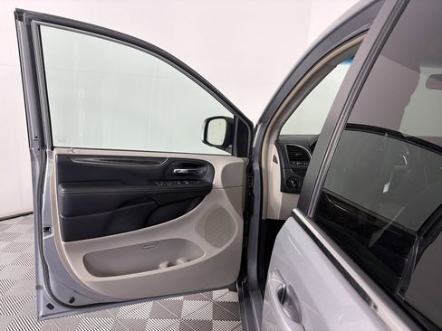 Used 2015 Chrysler Town & Country Touring image 10