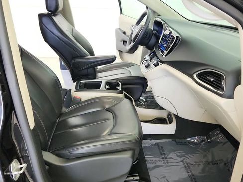 Used 2023 Chrysler Pacifica Touring-L FWD image 38