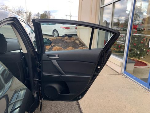 Used 2013 MAZDA MAZDA3 i Touring w/ Preferred Equipment Pkg image 29