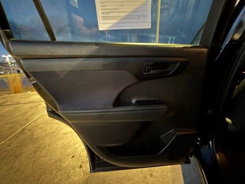 Used 2023 Toyota Highlander LE image 22