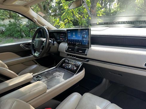 Used 2023 Lincoln Navigator Reserve image 25