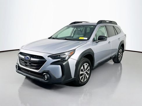 Used 2025 Subaru Outback Premium AWD/4WD image 3