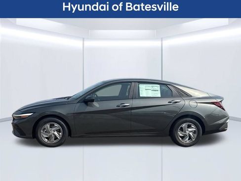 New 2026 Hyundai Elantra SE FWD image 2