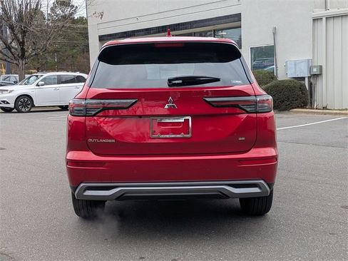 New 2025 Mitsubishi Outlander SE image 4