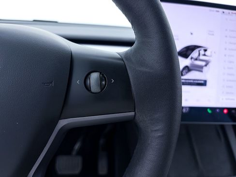 Used 2022 Tesla Model Y Long Range image 27