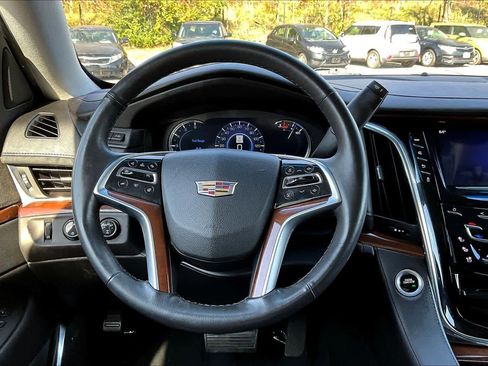 Used 2018 Cadillac Escalade Luxury image 5