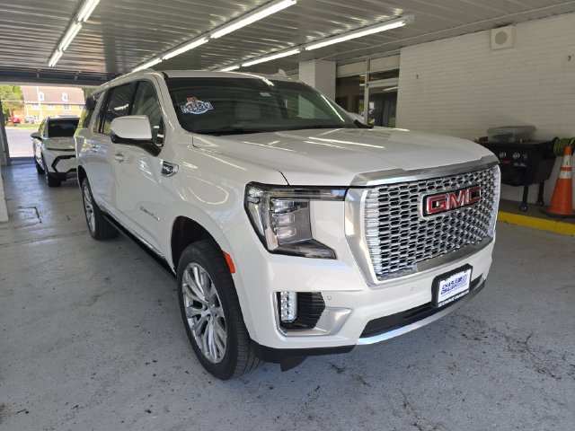 Used 2024 GMC Yukon XL Denali w/ Denali Reserve Package AWD/4WD image 7