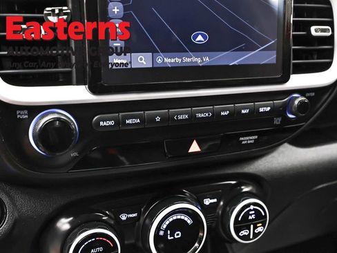 Used 2024 Hyundai Venue Limited FWD image 19