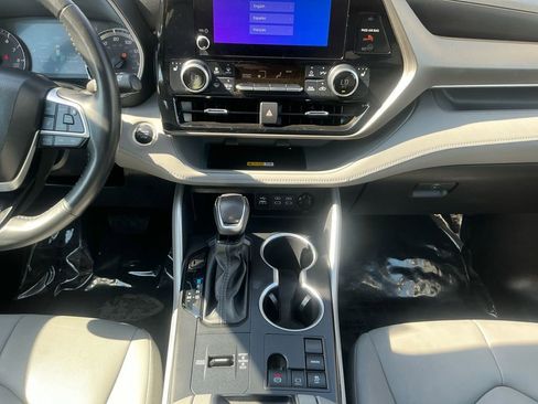 Used 2024 Toyota Highlander XLE image 12