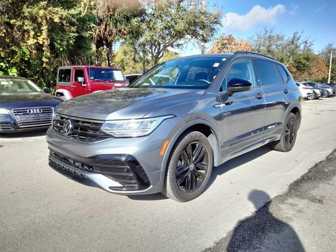 Used 2022 Volkswagen Tiguan SE R-Line image 3