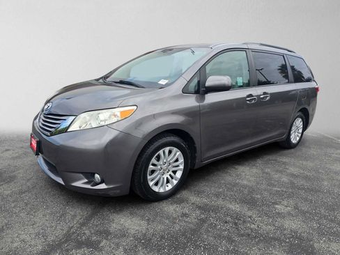 Used 2017 Toyota Sienna XLE w/ XLE Navigation Package FWD image 7