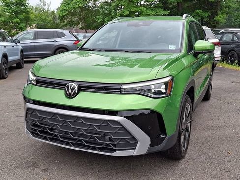 Certified 2025 Volkswagen Taos SE AWD/4WD image 4