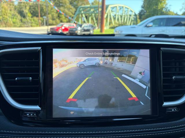 Certified 2025 Chrysler Pacifica Select AWD/4WD image 23