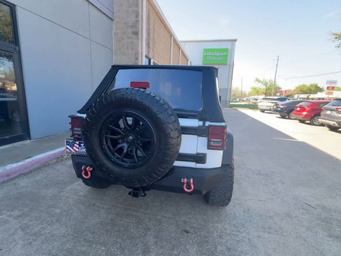 Used 2018 Jeep Wrangler Unlimited Rubicon w/ Connectivity Group image 7