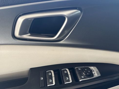 Used 2024 Kia Carnival LX image 20