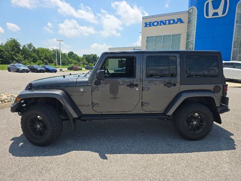 Used 2017 Jeep Wrangler Unlimited Sahara AWD/4WD image 11