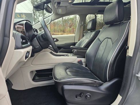 Used 2022 Chrysler Pacifica Limited FWD image 15