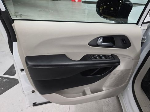 Used 2024 Chrysler Pacifica Touring-L image 13