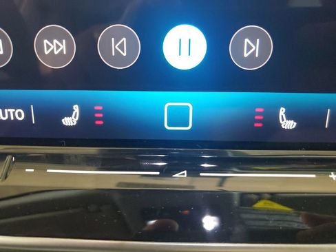 New 2025 Volkswagen Tiguan SE image 8