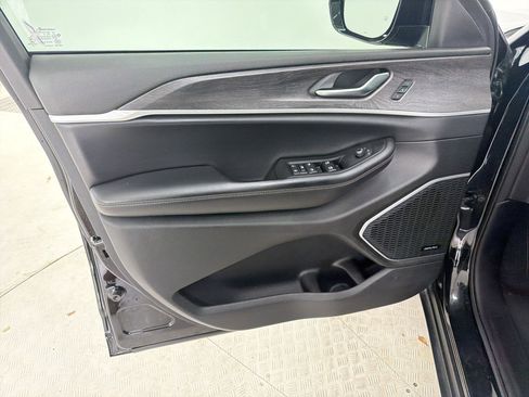 Used 2021 Jeep Grand Cherokee L Limited RWD image 12
