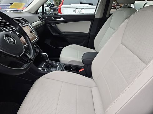 Used 2018 Volkswagen Tiguan SE w/ Panoramic Sunroof Package image 16