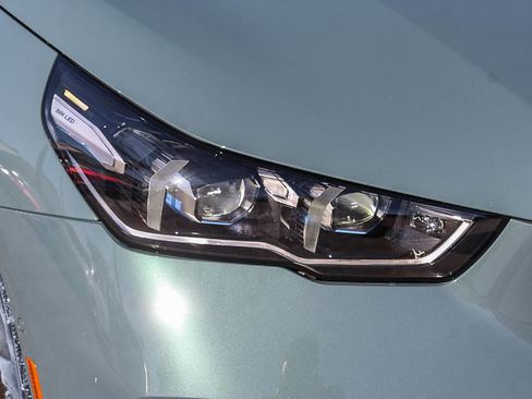 Used 2024 BMW 530i w/ Premium Package image 8