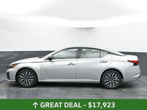 Used 2024 Nissan Altima 2.5 SV FWD image 9