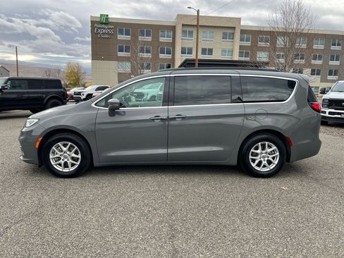 Used 2022 Chrysler Pacifica Touring-L image 2