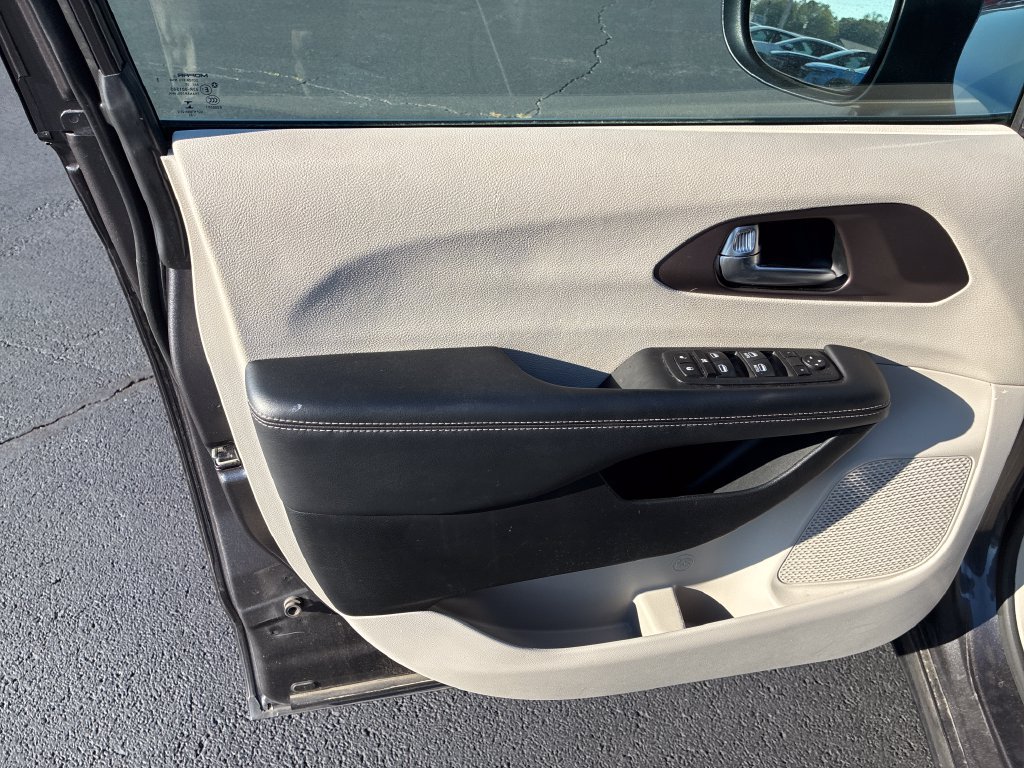 Used 2023 Chrysler Voyager LX FWD image 13