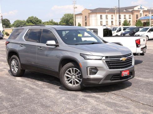 Used 2023 Chevrolet Traverse LT FWD image 2