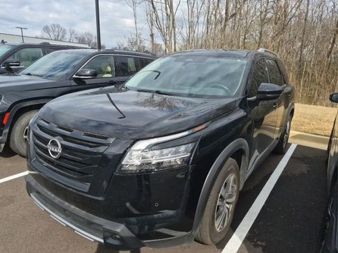 Used 2023 Nissan Pathfinder SL w/ Lighting Package (N92) image 3