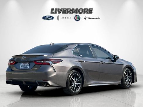 Used 2021 Toyota Camry SE FWD image 3