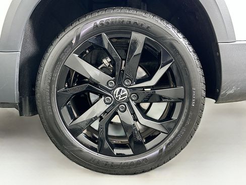 Used 2024 Volkswagen Taos SE image 11